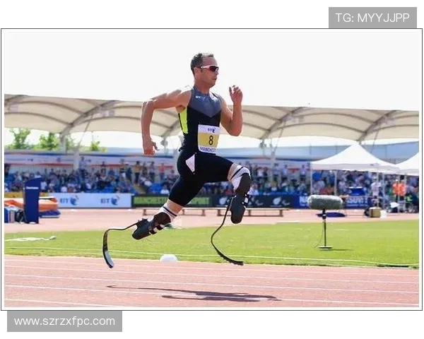 运动男孩与米竞技的较量谁能在赛场上笑到最后